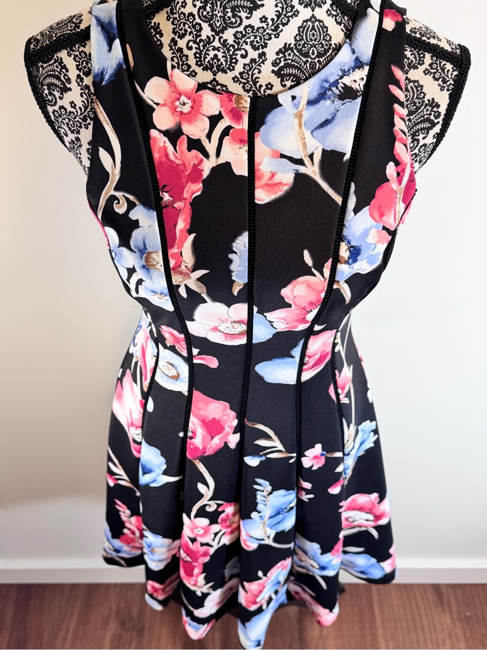 White House Black Market Fit-and-Flare Dress in Pink and Blue Floral size 4 - Picture 6 of 9